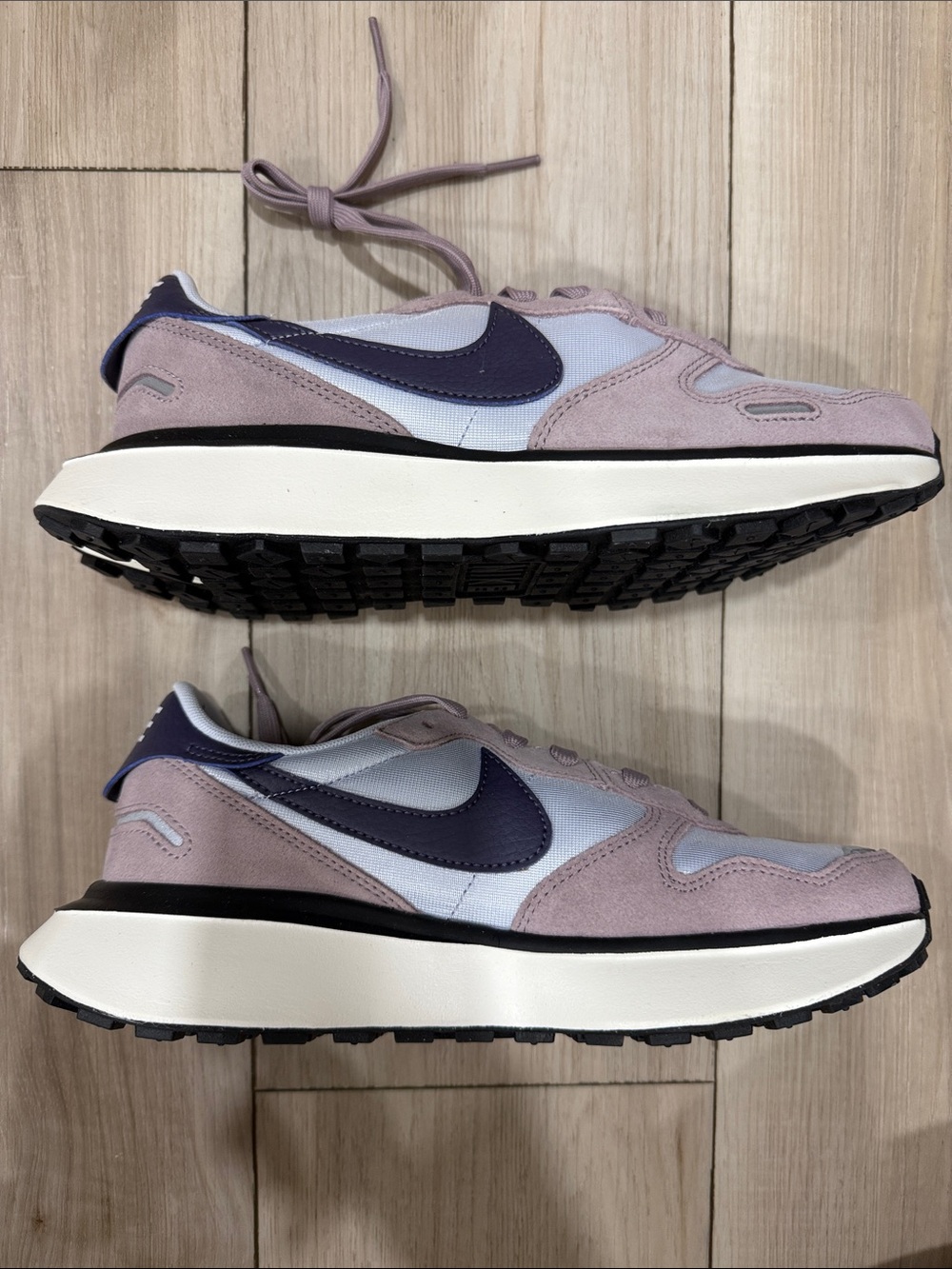 Nike Women’s Lavender and Navy Dual-Tone Runner Sneakers